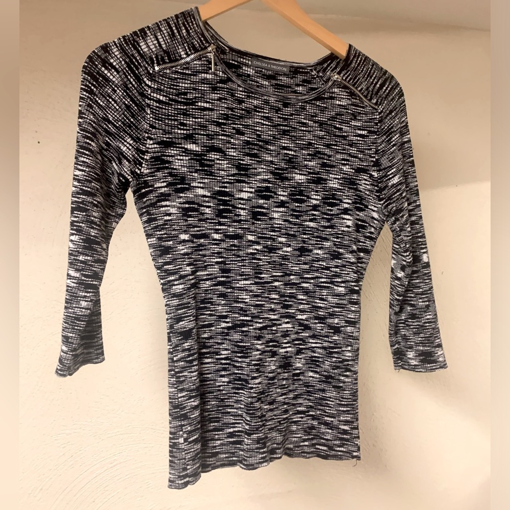 Chelsea & Theodore knit top zipper accents size small - EUC